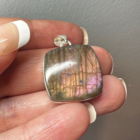 21mm PURPLE FLASH Labradorite pendant in solid sterling silver! - Picture 3 of 11